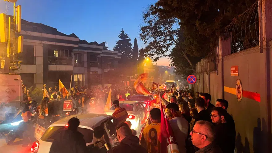 Galatasaray taraftarı sokağa döküldü 7 Galatasaray taraftarı sokağa döküldü 7