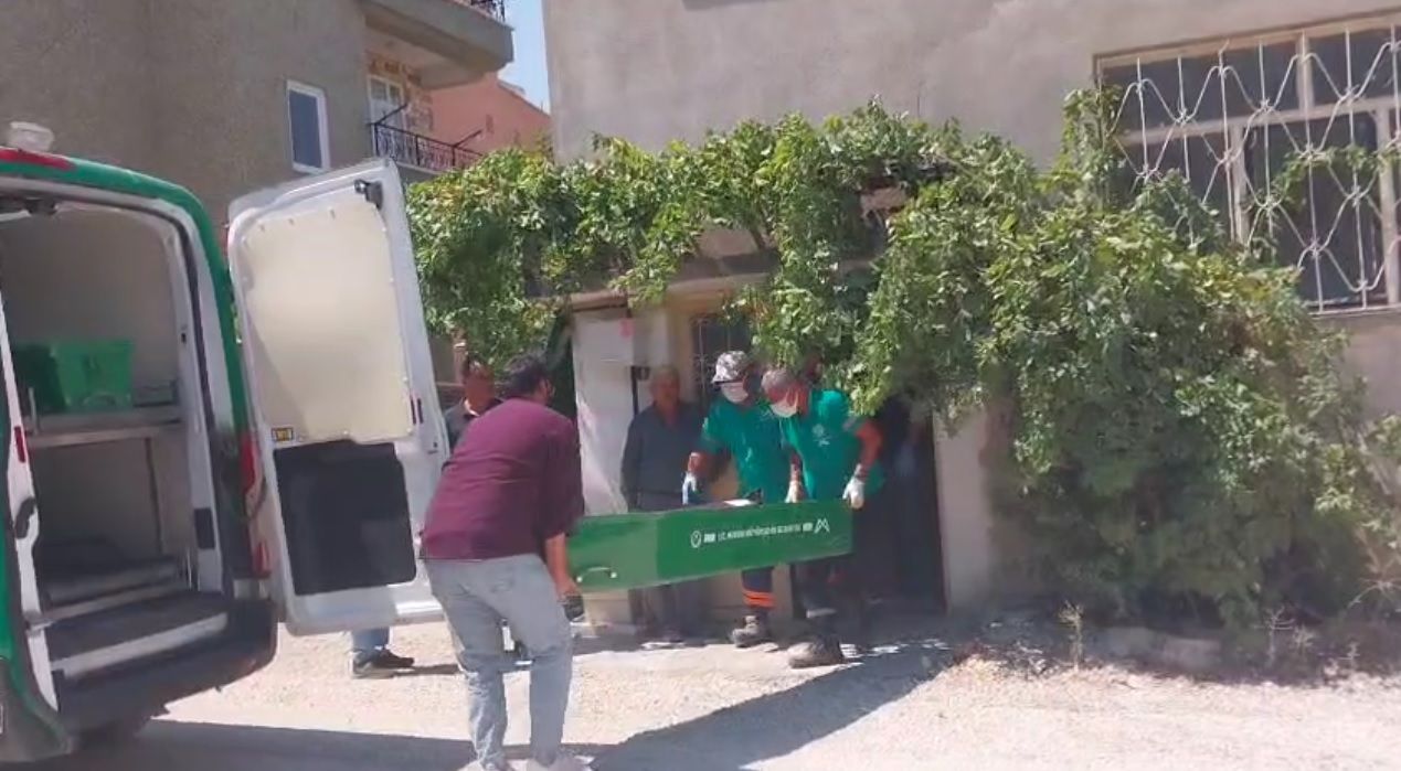 Annesini bıçaklayarak öldürdü