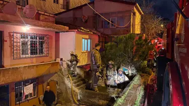 Küçükçekmece'de iki katlı binada yangın: 2 kişi dumandan etkilendi
