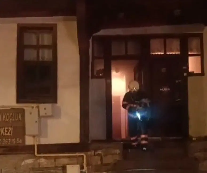 Yangında mahsur kalan kediyi itfaiye ekipleri kurtardı 1 Yangında mahsur kalan kediyi itfaiye ekipleri kurtardı 1
