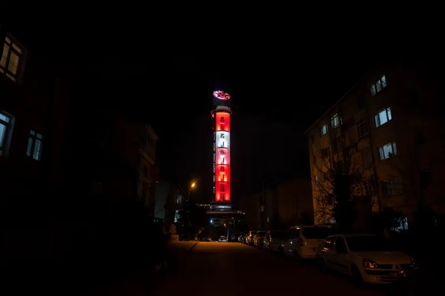 Birinci Meclis Binası ve Atatürk Cumhuriyet Kulesi Türk bayrağı renklerine büründü 2