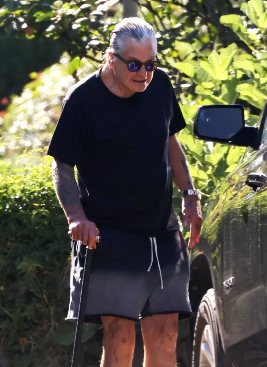 Parkinson'a yakalanan Ozzy Osbourne bu kez bastonla 1