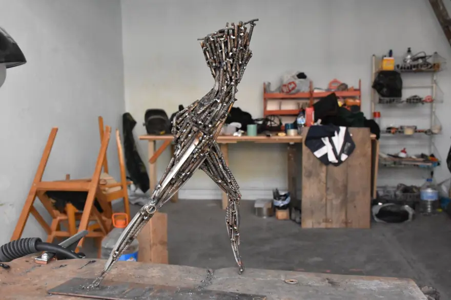 Güzel sanatlar öğrencisi duvarları renklendirip atık malzemeleri sanat eserine dönüştürüyor 6