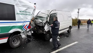 Aksaray'da jandarma aracına minibüs çarptı: İkisi asker üç can kaybı var