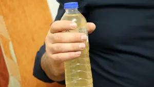 Marketten aldığı pet şişedeki suyun rengi değişti