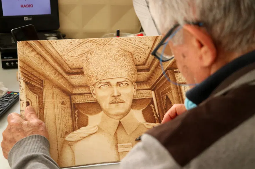 74 yaşında 29 yıldır ahşap yakma sanatını icra ediyor 74 yaşında 29 yıldır ahşap yakma sanatını icra ediyor