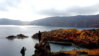 Nemrut Krater Gölü'nde sonbahar renkleriyle kartpostallık görüntüler