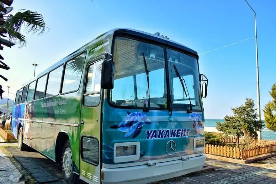 Emekli öğretmen harabe haldeki otobüsü kütüphaneye çevirdi 1