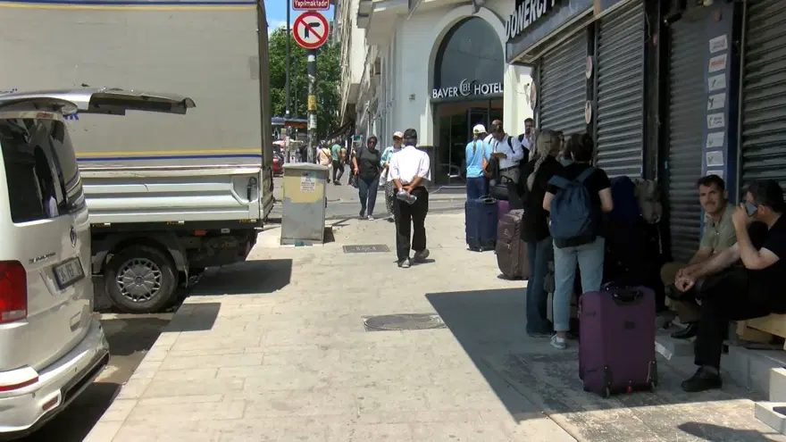 "BİLET SIKINTISI VAR, BULAMAYANLAR ERTESİ GÜNÜ BEKLİYOR" 3