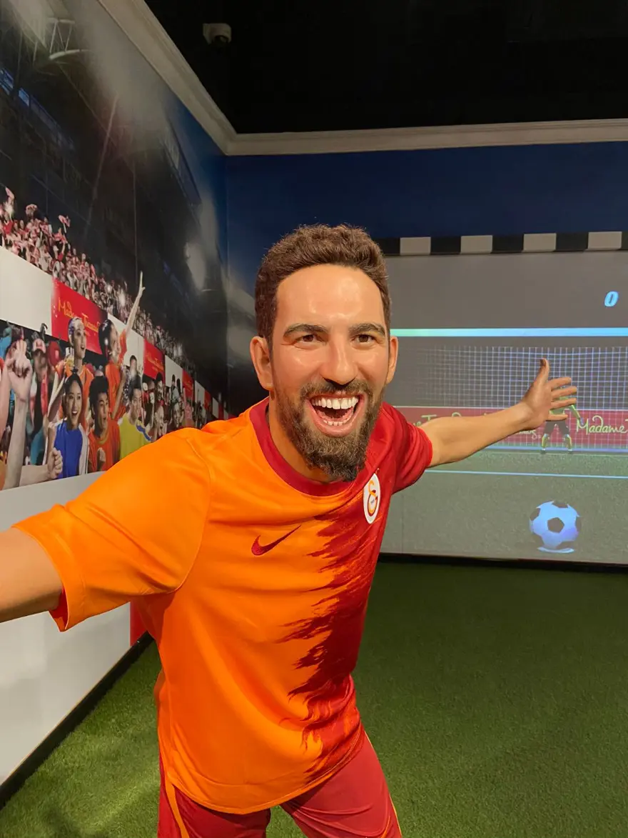 Arda Turan 66 numaralı formasıyla Madame Tussauds'da 3