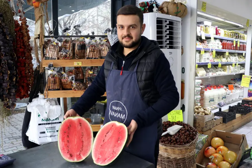 Kilosu 3 bin tanesi 53 lira | Yaz meyvesi kışın el yakıyor 2