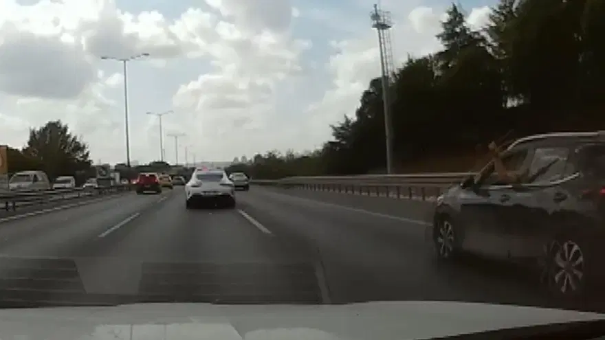 TEM’de yolu paylaşamayan sürücü camdan sopa gösterdi TEM’de yolu paylaşamayan sürücü camdan sopa gösterdi