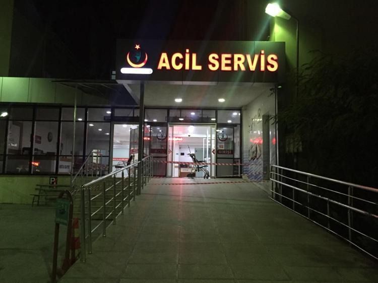 Kıskançlık krizine girdi: Eski eşinin yanındaki adamın burnunu ısırdı