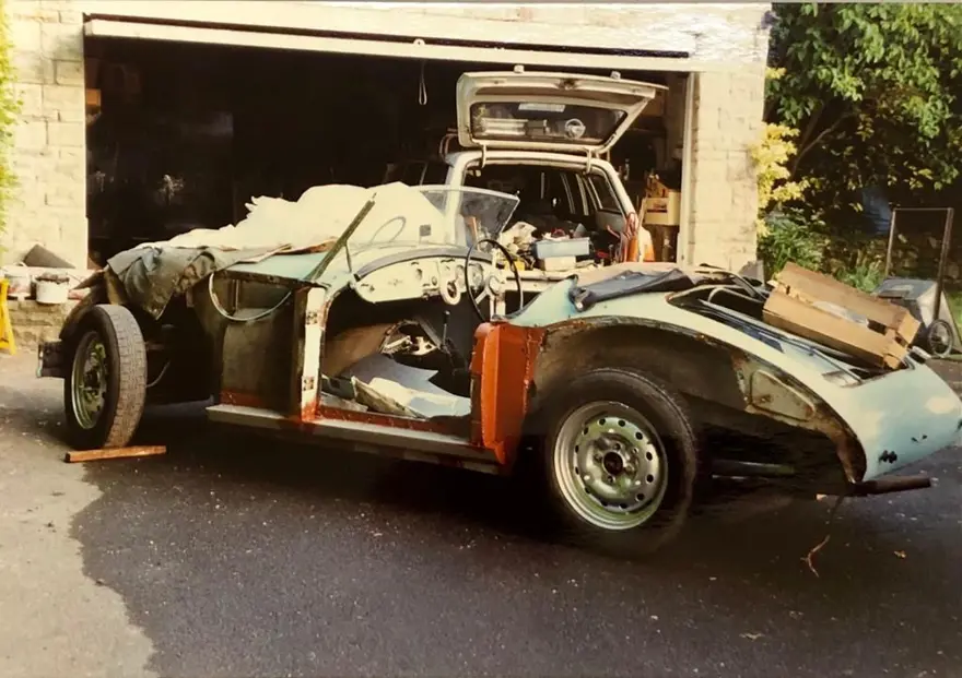 İngiltere’de çöp yığınında klasik otomobil bulundu 3