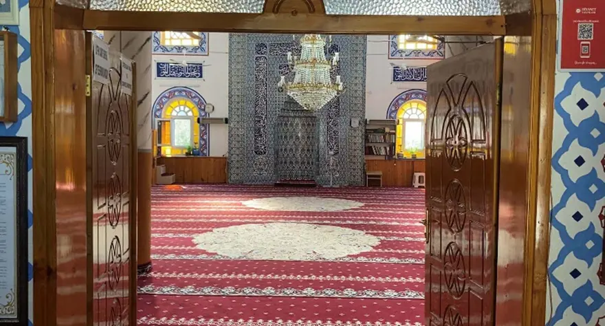 İmama tabure ile saldırdı: Cemaat vantilatör ile kovaladı 4