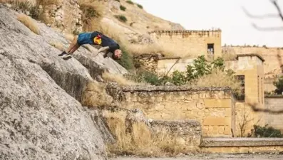 Ünlü sporcudan Halfeti'de akrobasi şovu