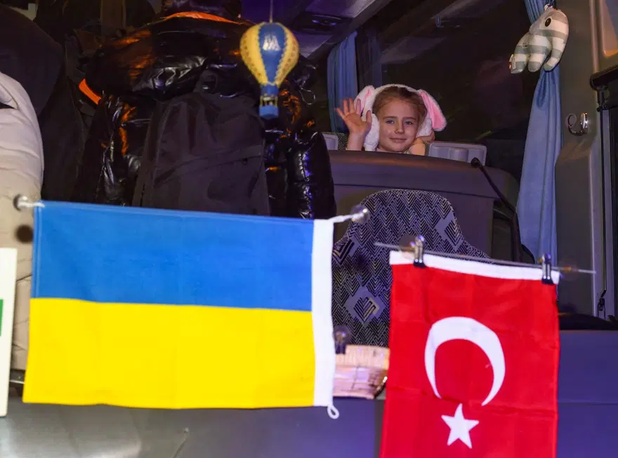 Savaştan kaçan Ukraynalı kadın ve çocuklar İzmir'e geldi 