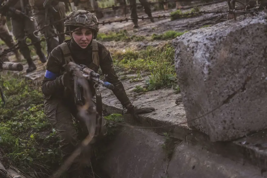 Ukraynalı kadınlar cephede görev almak için hazırlık yapıyor 52 Ukraynalı kadınlar cephede görev almak için hazırlık yapıyor 52
