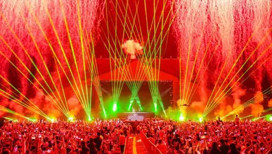 Doğubayazıt'ta müzik festivalinde binlerce kişi DJ performansıyla eğlendi