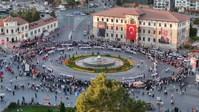 Aynı anda bin 58 kişi halay çekti