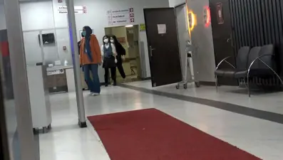 Hastanede acil servis "izole hastalar" nedeniyle kapatıldı: Sağlık görevlileri özel kıyafet giydi