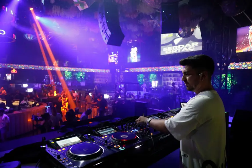 Müzik yasağı kalktı, Antalya’da eğlence mekanları doldu 2 Müzik yasağı kalktı, Antalya’da eğlence mekanları doldu 2