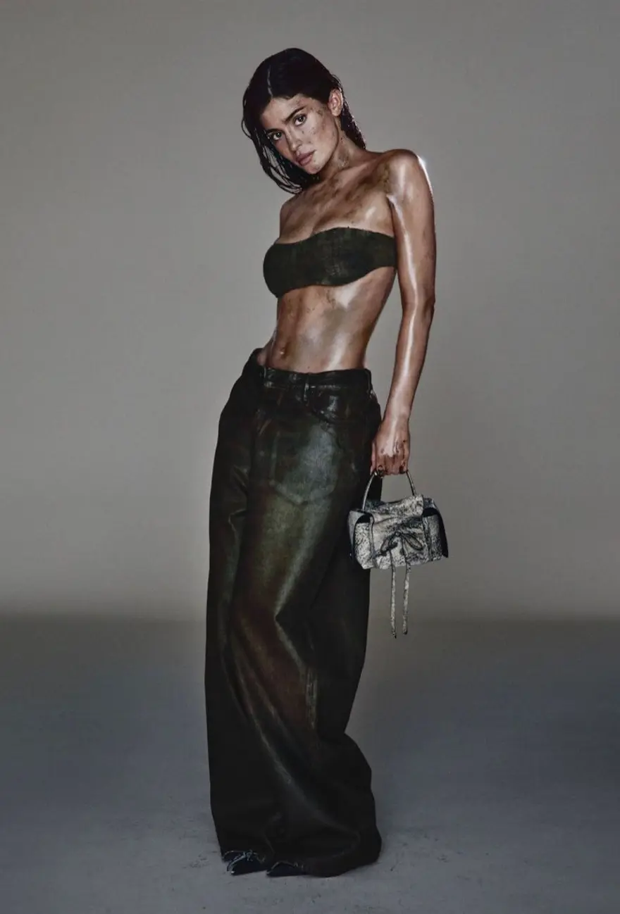 Kylie Jenner Acne Studios'un yeni sezon denim koleksiyonunu tanıttı 1