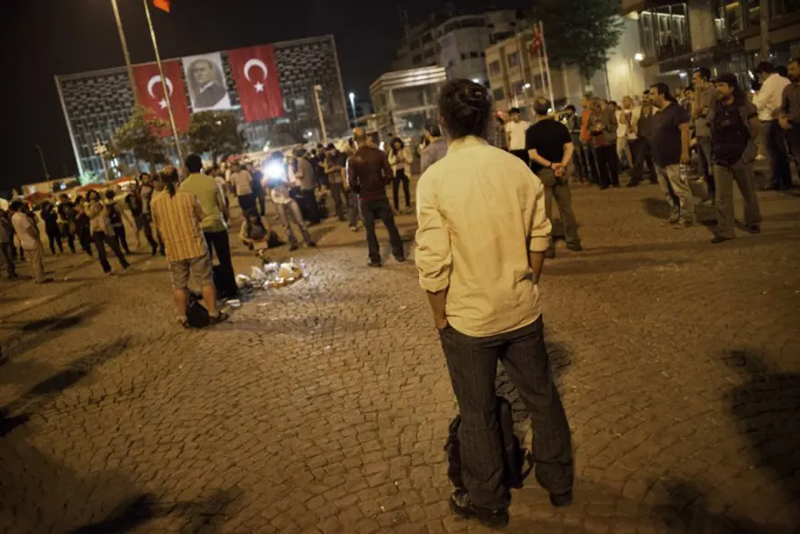 'Duran adam'lar sosyal medyada 21