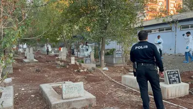 Eşinin kabrini ziyarete geldi, mezarlıkta bebek cesedi buldu