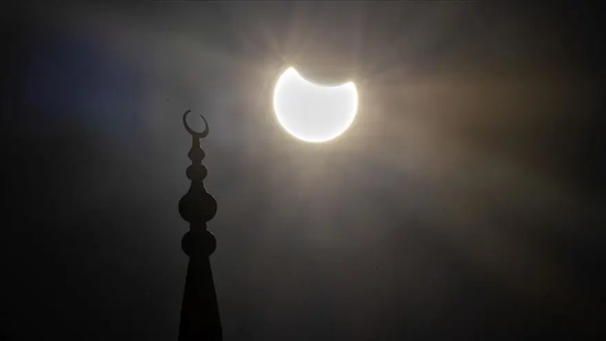 "Süper Ay" ve "Şeytan Boynuzu" Güneş tutulması aynı anda görülecek: Güneş tutulması ne zaman, saat kaçta? 1