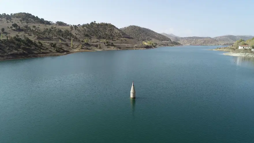 15 yıldır sular altında kalan köy tamamen ortaya çıktı 