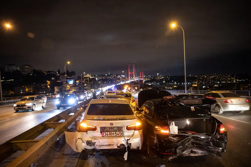 15 Temmuz Şehitler Köprüsü'nde zincirleme kaza: 7 araç birbirine girdi 2