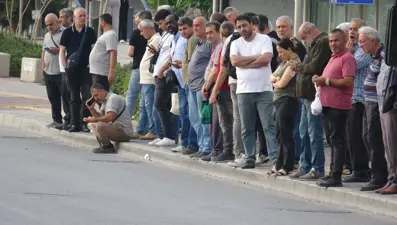 İzmir'de grevin ikinci günü: Duraklarda yine yoğunluk oluştu