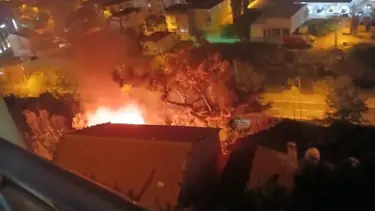 Odunluktaki yangın mahalleyi sokağa döktü