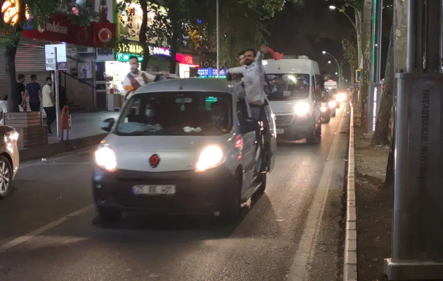 Yasağa rağmen düğün konvoyu yapıp, trafiği birbirine kattılar 1 Yasağa rağmen düğün konvoyu yapıp, trafiği birbirine kattılar 1