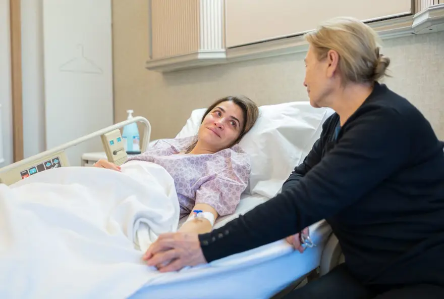 30 yaşında 5 belirtiyle hastaneye gitti: Menopoz dediler ama meğer ölümcül bir kansermiş, annesi de aynı hastalığa yakalandı 