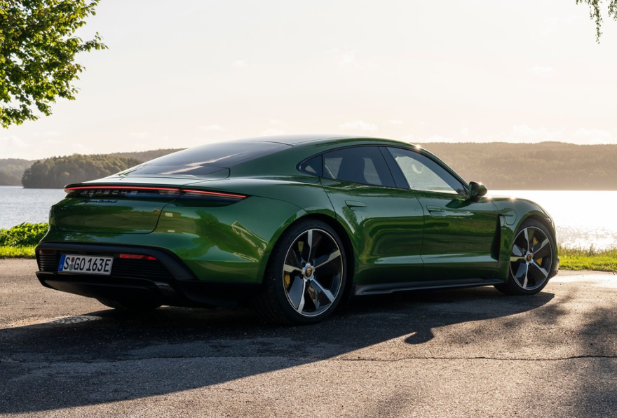 Lüksün zirvesi elektriklendi: En lüks 10 elektrikli otomobil 1