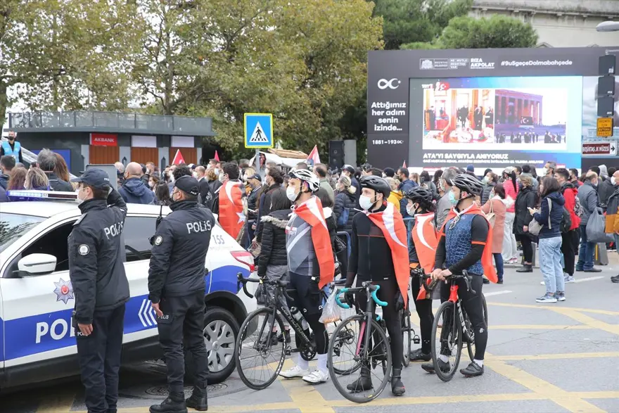 Vatandaşlar, Dolmabahçe Sarayı'nda Atatürk'ü andı 11