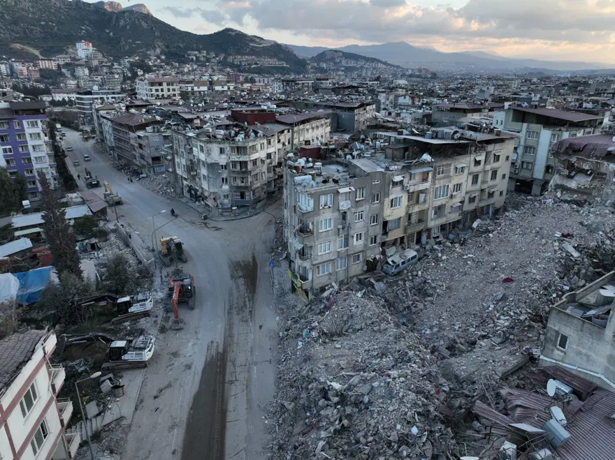 Hatay'da hasarlı evlerin içi görüntülendi 8