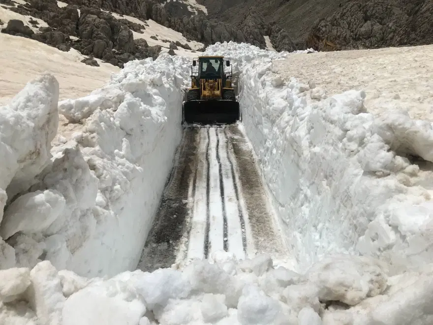 Antalya'da Mayıs ayında boyu 2,5 metreyi bulan karla mücadele 15