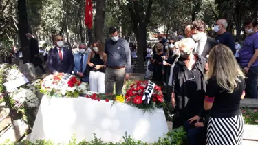 Tarık Akan ölümünün 5'inci yılında mezarı başında anıldı