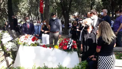 Tarık Akan ölümünün 5'inci yılında mezarı başında anıldı