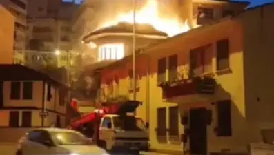 Bursa'da iki katlı binanın ikinci katı alev alev yandı