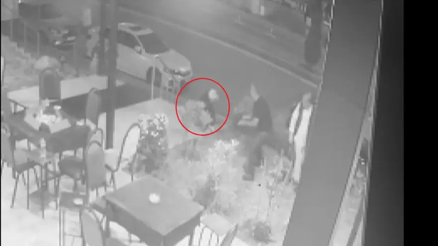 Yoldan geçerken silahlı çatışmanın ortasında kaldı, göğsündenvuruldu 1
