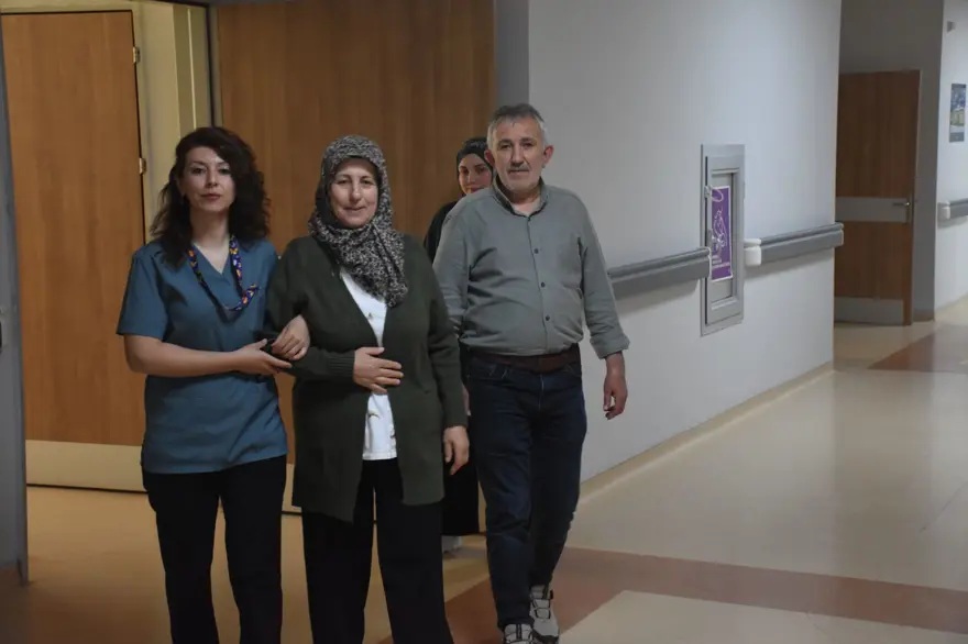 2 şikayetle hastaneye gitti, ameliyatı 3 saat sürdü: Karnından çıkarıldı 4