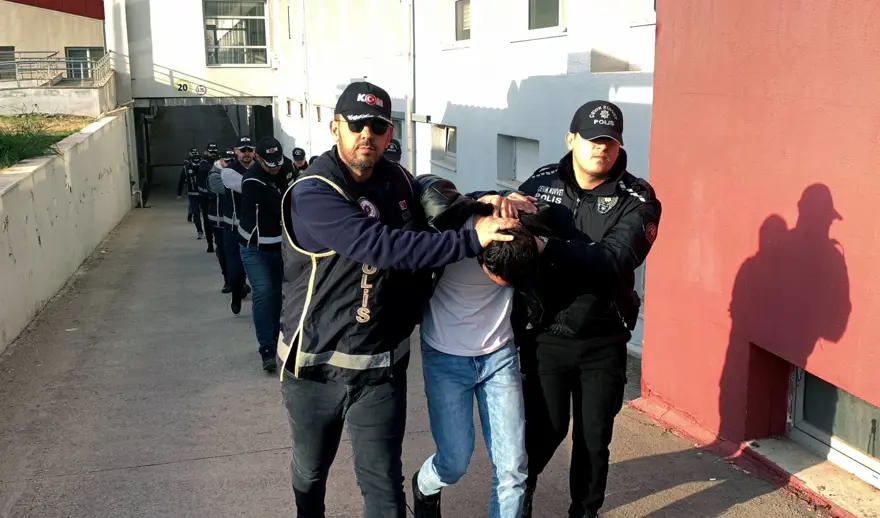 Adana’da çeteye şafakbaskını: 15 şüpheli tutuklandı 4 Adana’da çeteye şafakbaskını: 15 şüpheli tutuklandı 4