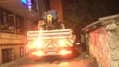 Eyüpsultan'da vinç dehşeti: Mahalleli deprem oluyor sandı