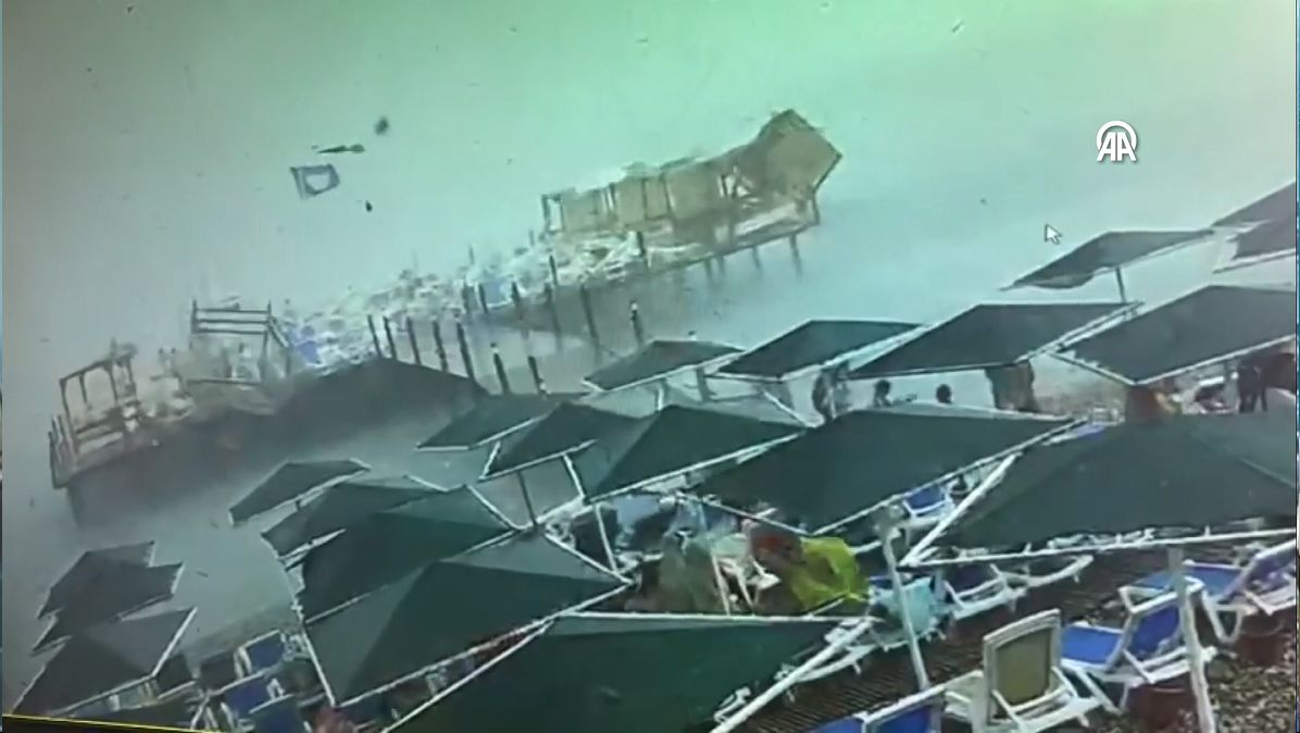 Kemer’de korku dolu anlar: Hava birden patladı, tatilcilerotele sığındı