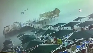 Kemer’de korku dolu anlar: Hava birden patladı, tatilcilerotele sığındı