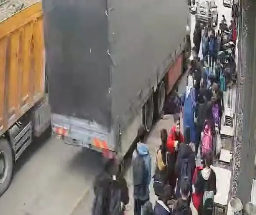 Denizli'de korkutan olay!10 yaşındaki çocuk kamyonun altında kalmaktan son anda kurtuldu 4